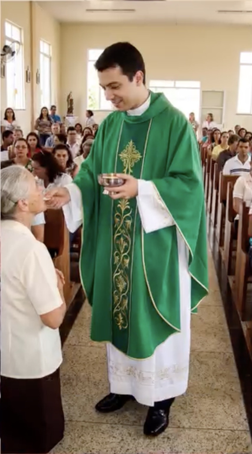 Pastor Michael antes dos ferimentos, de pé durante a comunhão