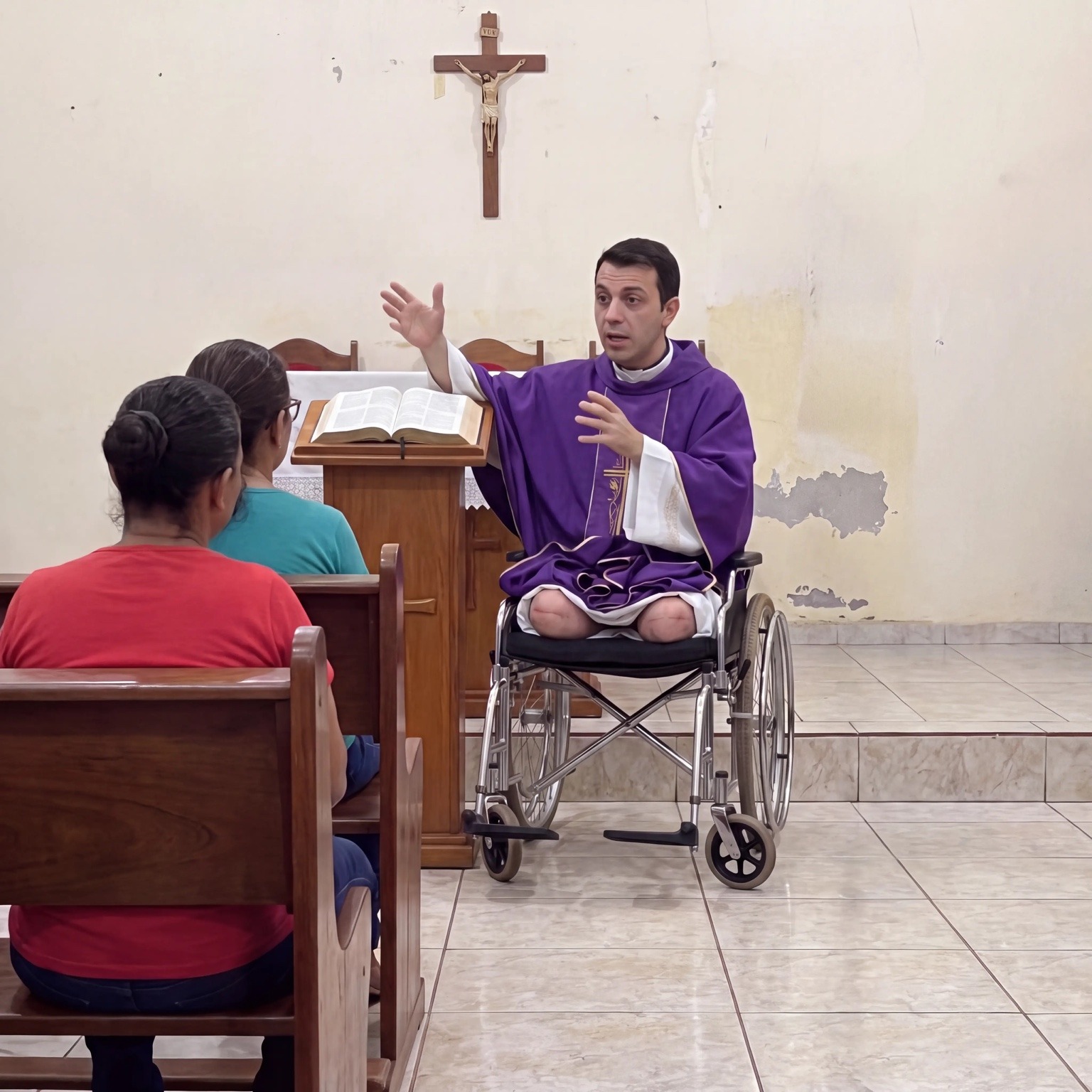 Pastor Michael celebrando missa em sua cadeira de rodas